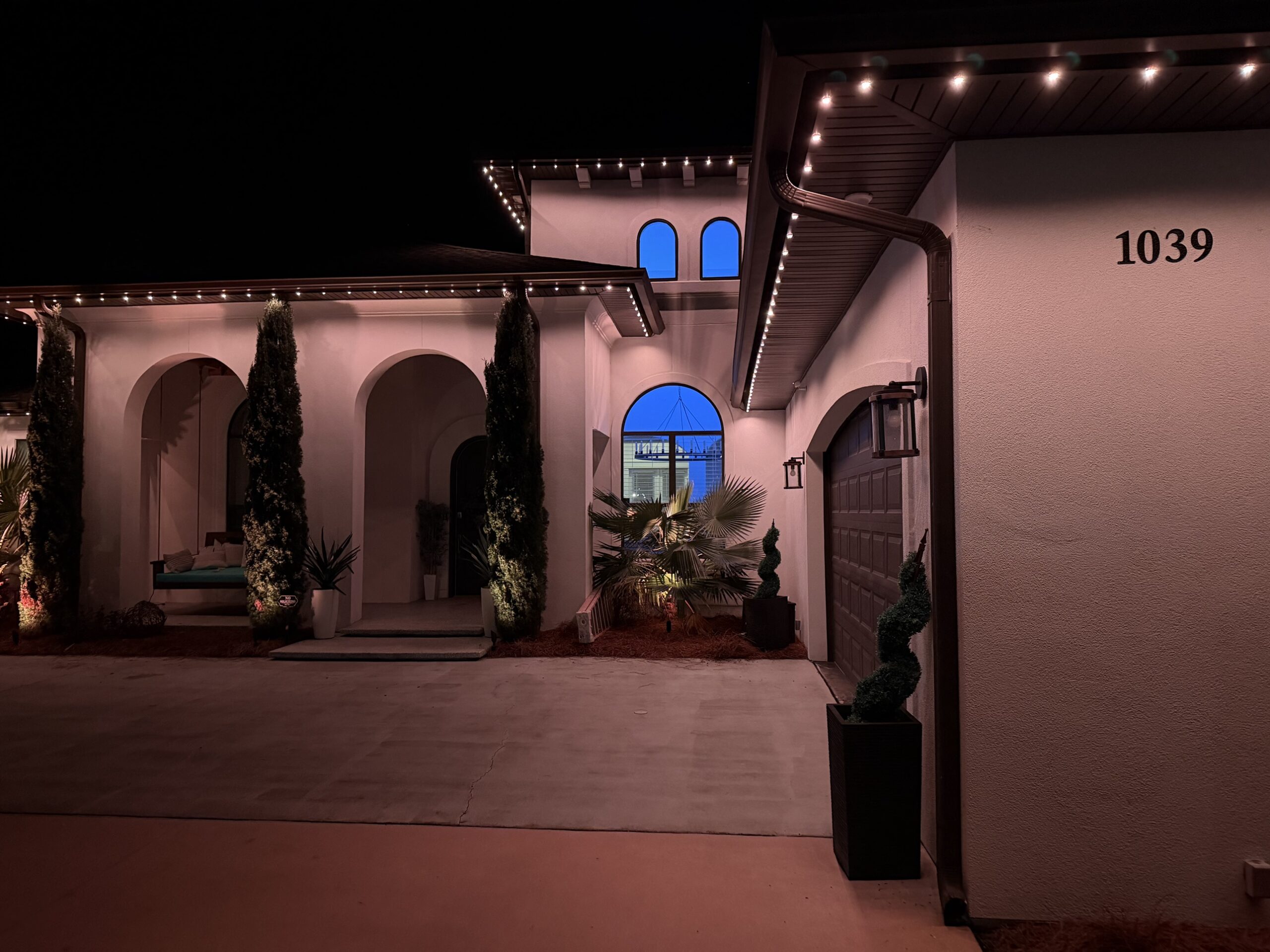The same roofline with every fixture lit as a full continuous wash, at 1039